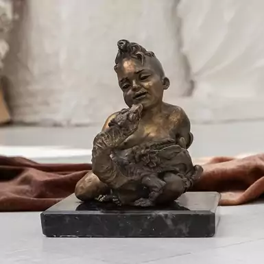 Бронзова скульптура "Хлопчик, який грає з дракончиком" від Олесі Данилюк