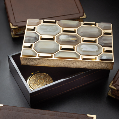 "Tesoro Lucente" jewelry box made of natural horn by Arca Horn