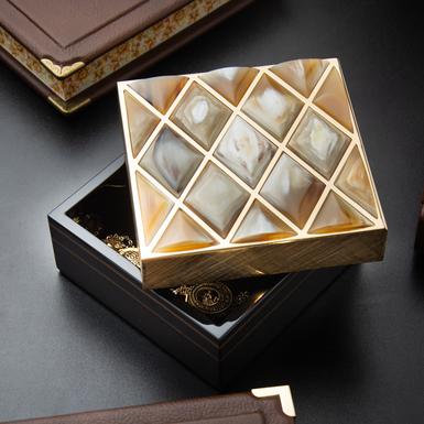 "Segreto" jewelry box made of natural horn by Arca Horn