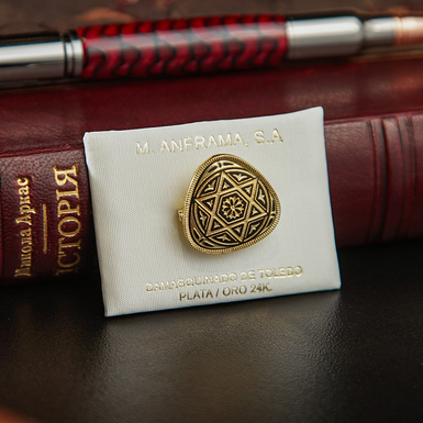 "Camaraderie" gold-plated brooch from Anframa