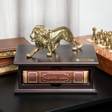 Gift edition of the book "The Wisdom of a Leader" in a wooden case with a figure of a lion (in Ukrainian)