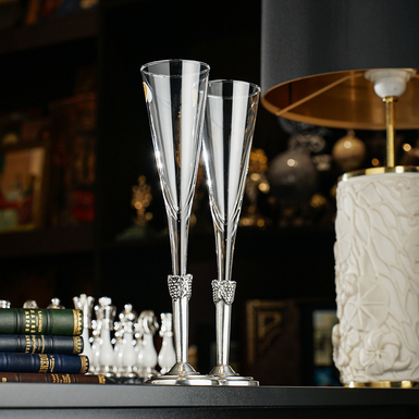 Glasses on a pewter stand "Regal Pour" by Freitas & Dores