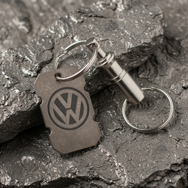 Титановий брелок "Volkswagen" зі швейцарським карабіном "Victorinox"