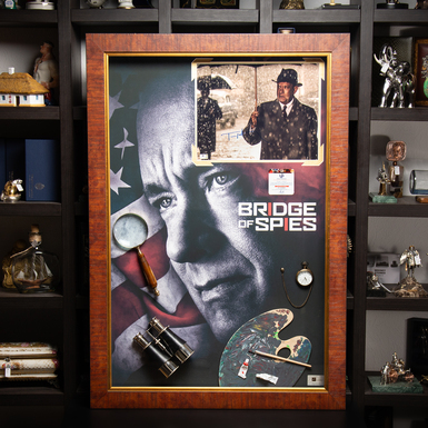 A certified autograph of actor Tom Genks featuring items from the film "Bridge of Spies" (107x74.5 cm)