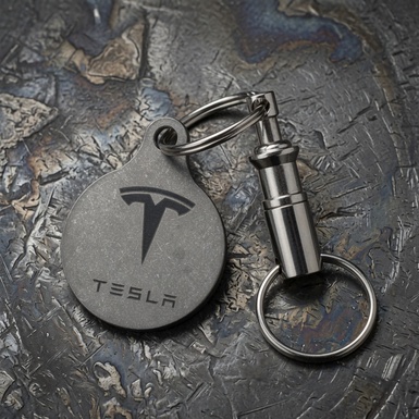 Титановий брелок "Tesla" зі швейцарським карабіном "Victorinox" від Calti