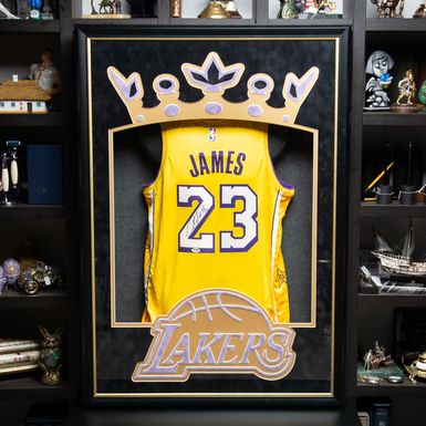 Certyfikowany autograf amerykańskiego koszykarza Jamesa LeBrona na koszulce (78x112 cm)