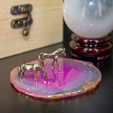 Miniature with two horse figures on a gold-plated agate stand "Energy of motion" (purple)