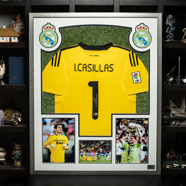 Football player Iker Casillas' autograph on a game jersey with a collage (85х105 см)