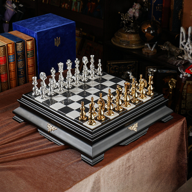 "Grand Strategy" chess set with wooden board and gold and silver-plated pieces from ITALFAMA