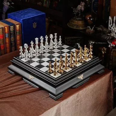 "War of Thrones" chess set with wooden board and gold and silver-plated pieces from ITALFAMA