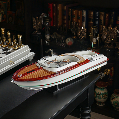 Модель моторной яхты "RIVA AQUARIVA GUCCI" (67 см) от Anchor Power
