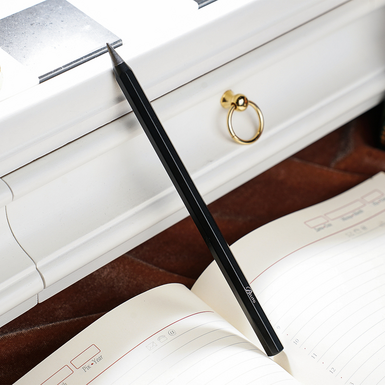 Black anodized aluminum fountain pen from Belito