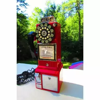 Klasyczny telefon publiczny Crosley z lat 50. XX wieku